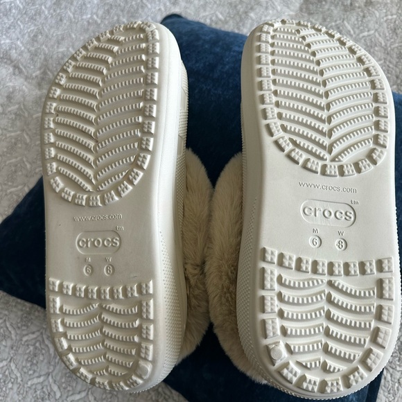 CROCS Women's Cream Slippers with Faux Fur - Picture 4 of 8